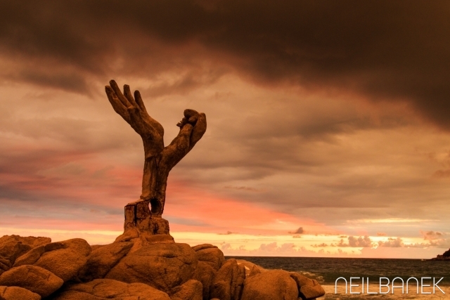 Escultura Manos "The Hand" - Playa Zicatela Puerto Escondido